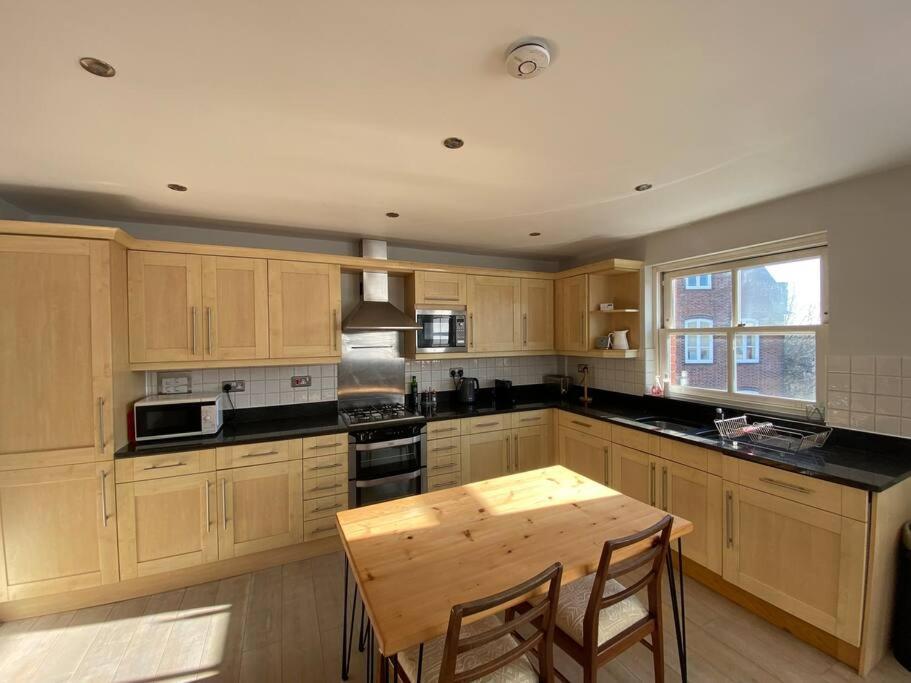 The Penthouse, Winchester Bagian luar foto