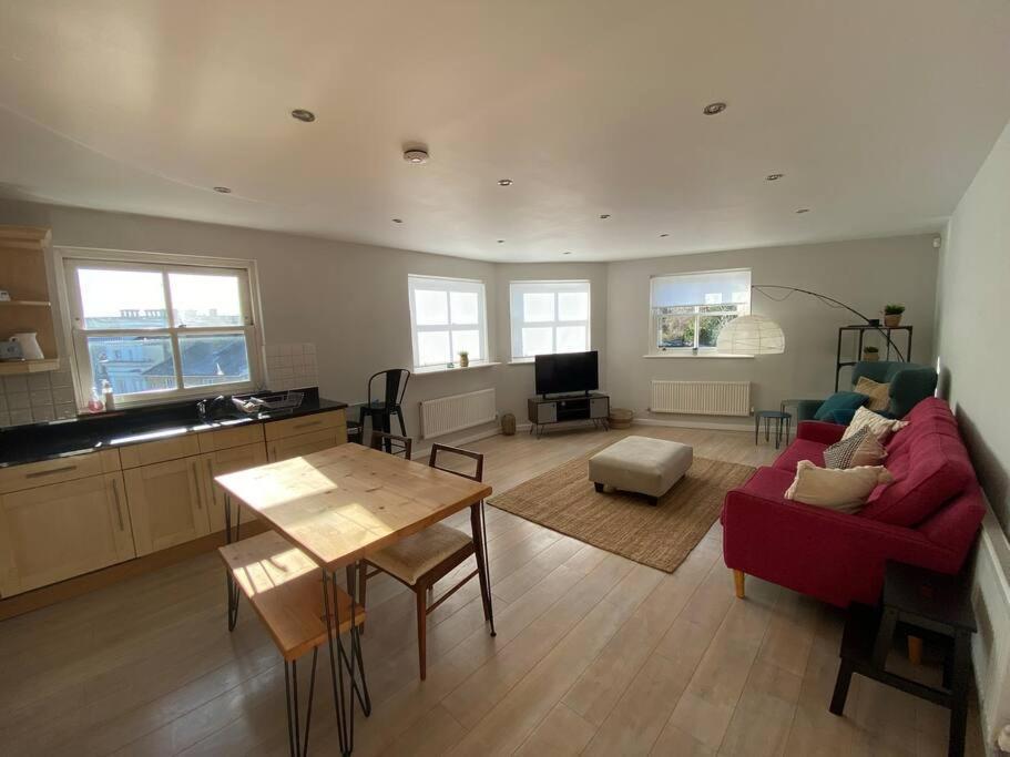 The Penthouse, Winchester Bagian luar foto